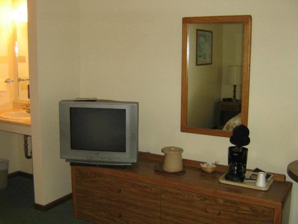 Chapel Hill Motel Brevort Εξωτερικό φωτογραφία
