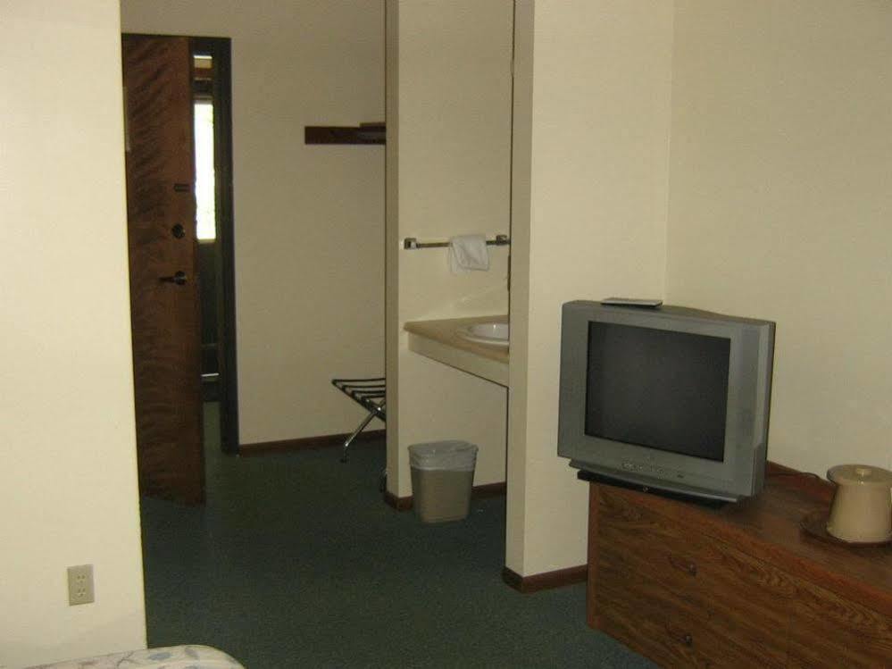 Chapel Hill Motel Brevort Εξωτερικό φωτογραφία